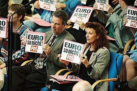 Protest der PDS im Bundestag bei der Debatte zur Einführung des Euro