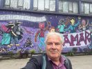 Andrej Hunko vor Wandbild in Bogotá, Kolumbien