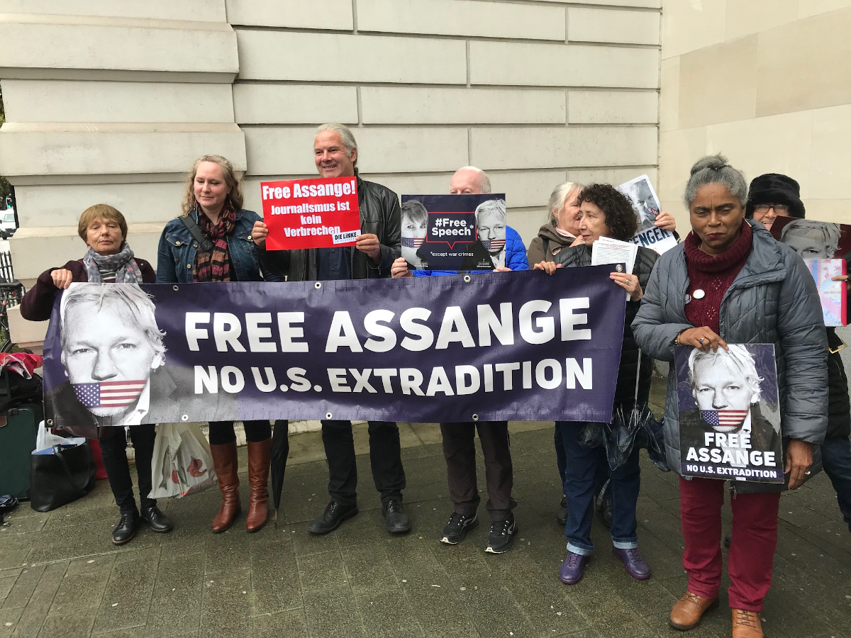 Andrej Hunko und andere bei einer Soli-Kundgebung mit Julian Assange in London